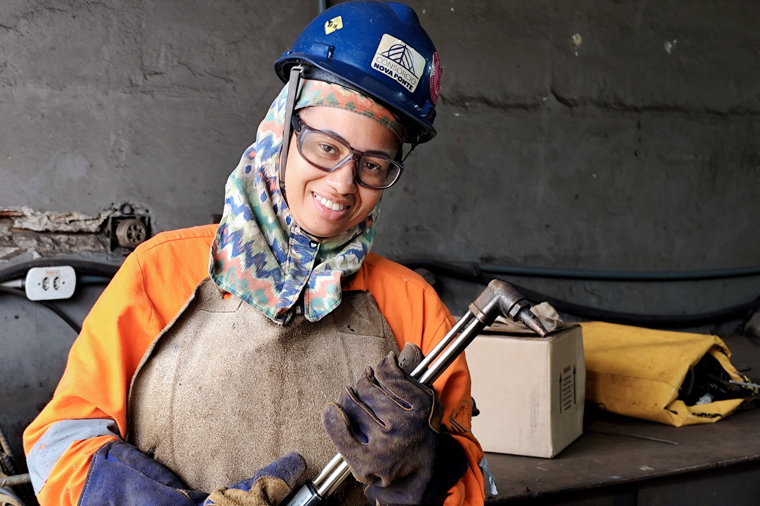 Camila Santos da Silva, de 37 anos, que trabalha como maçariqueira, veio da Bahia e trabalha no canteiro de obras há três meses.
Foto: DER